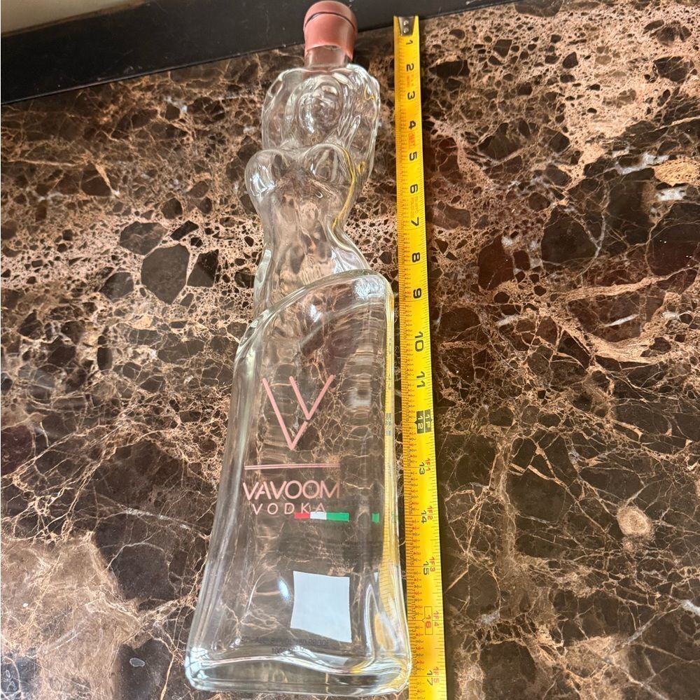 Collectible Vavoom Vodka Bottle with Artistic Design Feminine Glass Sculpture - Picture 11 of 13